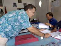 Ini Carlos Varon, Bule Spanyol yang Mau Jadi Bupati Samosir