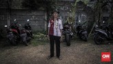 Wardi, 77 tahun, sejak muda memiliki hobi menonton pertandingan sepakbola. Wardi pernah menonton pertandingan sepakbola tarkam hingga daerah Cianjur demi mendukung tim sepakbola favoritnya. (CNN Indonesia/Bisma Septalisma)