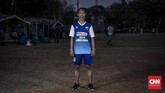 Marjali, 38 tahun, sejak sekolah dasar memiliki ketertarikan di bidang sepakbola. Kini, ia aktif bermain di klub Bonkar FC. (CNN Indonesia/Bisma Septalisma)