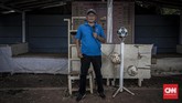 Setiawan, 50 tahun, sejak 1988 sudah berprofesi sebagai komentator dalam setiap pertandingan sepakbola tarkam. (CNN Indonesia/Bisma Septalisma)