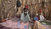 Selain mendapat perlakuan buruk, para imigran juga harus menghadapi perjalanan sulit melewati pegunungan, gurun, badai pasir dengan suhu yang sangat panas. (AP Photo/Nariman El-Mofty)