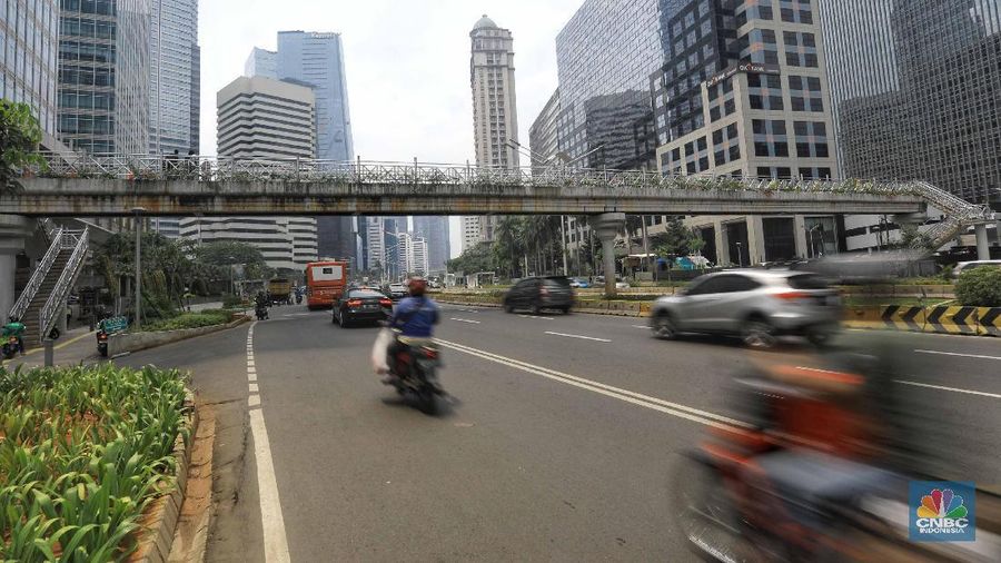 JPO tanpa atap itu ada di antara gedung Wisma Bumiputera dan Menara Astra di kawasan Sudirman