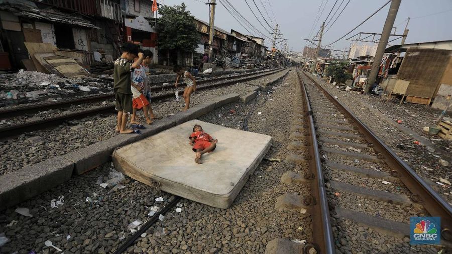 Potret Warga Pinggir Rel yang Lebih Suka Tinggal di Jakarta Daripada di Kampung