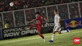Keunggulan 1-0 membuat Timnas Indonesia U-19 berhasrat mencetak gol kedua, namun tekanan Timor Leste mempersulit upaya tim Merah Putih untuk masuk ke daerah sepertiga terakhir. (CNN Indonesia/Bisma Septalisma)