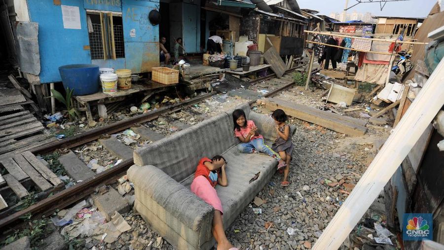 Potret Warga Pinggir Rel yang Lebih Suka Tinggal di Jakarta Daripada di Kampung