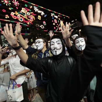 Lupakan Resesi, Demonstran Bertopeng Kembali Serbu Hong Kong
