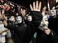Lupakan Resesi, Demonstran Bertopeng Kembali Serbu Hong Kong