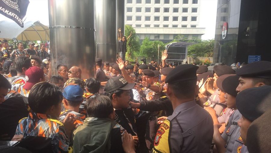 Massa yang menamakan diri Gerakan Masyarakat Bawah Indonesia (GMBI) melakukan aksi unjuk rasa di depan gedung KPK dan berlangsung rusuh