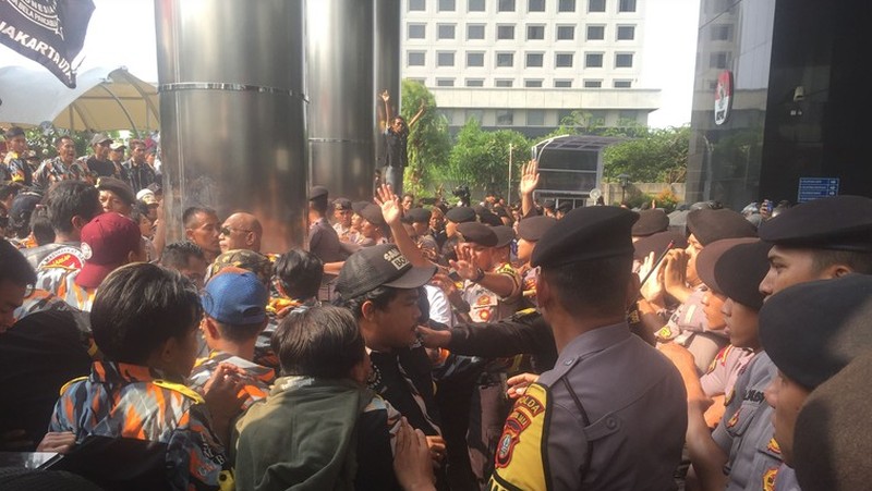 Massa yang menamakan diri Gerakan Masyarakat Bawah Indonesia (GMBI) melakukan aksi unjuk rasa di depan gedung KPK dan berlangsung rusuh