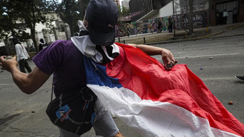 Para demonstran anti-pemerintah berbenturan dengan polisi selama demonstrasi di Santiago, Chili