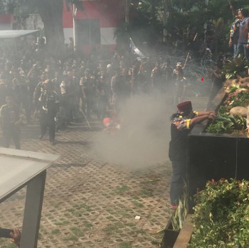 Demo Rusuh, Massa Rusak dan Hancurkan Tulisan Gedung KPK