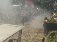 Demo Rusuh, Massa Rusak dan Hancurkan Tulisan Gedung KPK