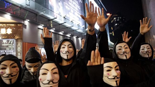 Bentrok dengan Polisi, Pedemo Hong Kong Bakar Gerbang Kampus