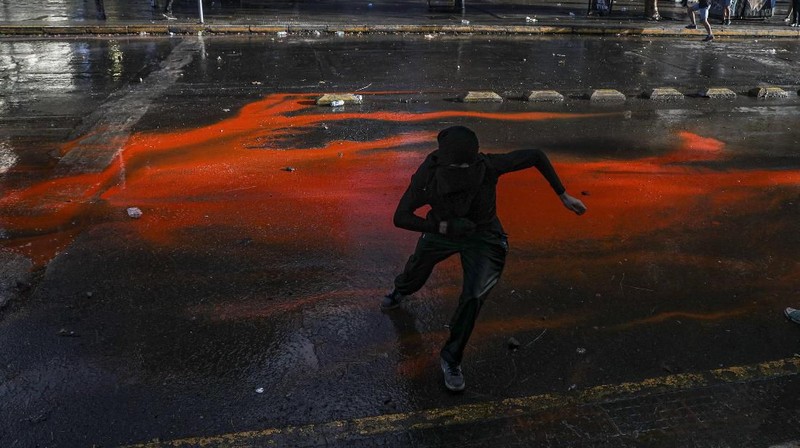 Para demonstran anti-pemerintah berbenturan dengan polisi selama demonstrasi di Santiago, Chili