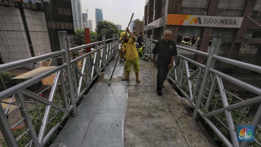 JPO tanpa atap itu ada di antara gedung Wisma Bumiputera dan Menara Astra di kawasan Sudirman