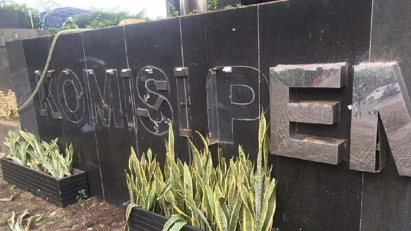Massa yang menamakan diri Gerakan Masyarakat Bawah Indonesia (GMBI) melakukan aksi unjuk rasa di depan gedung KPK dan berlangsung rusuh
