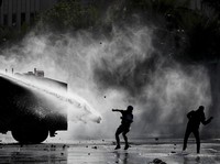 Melihat Bentrokan Pengunjuk Rasa dengan Polisi di Chile