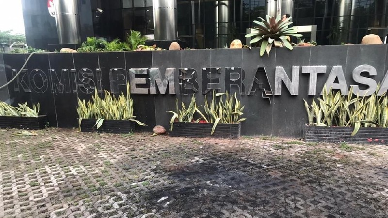 Massa yang menamakan diri Gerakan Masyarakat Bawah Indonesia (GMBI) melakukan aksi unjuk rasa di depan gedung KPK dan berlangsung rusuh