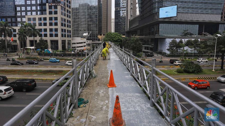 JPO tanpa atap itu ada di antara gedung Wisma Bumiputera dan Menara Astra di kawasan Sudirman