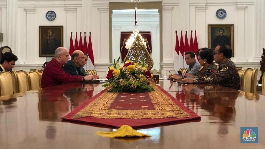 Berdasarkan pantauan CNBC Indonesia, Ross mendatangi Istana pada pukul 16:20 WIB dengan mengenakan batik bercorak hijau.