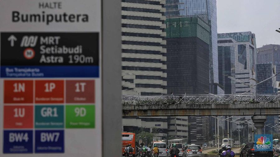 JPO tanpa atap itu ada di antara gedung Wisma Bumiputera dan Menara Astra di kawasan Sudirman