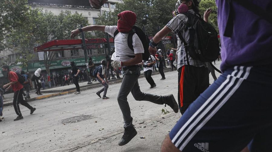 Para demonstran anti-pemerintah berbenturan dengan polisi selama demonstrasi di Santiago, Chili