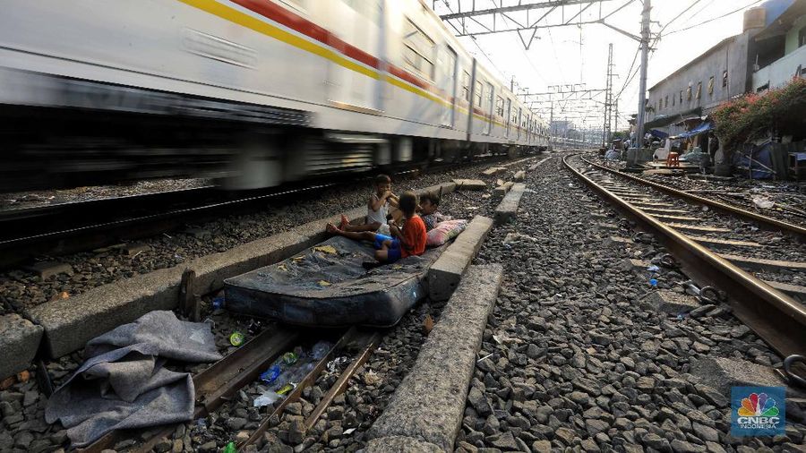 Potret Warga Pinggir Rel yang Lebih Suka Tinggal di Jakarta Daripada di Kampung