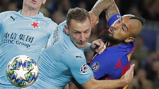 Bintang Barcelona Tiru Sundulan Aneh Phil Jones di MU