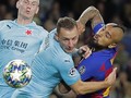 Bintang Barcelona Tiru Sundulan Aneh Phil Jones di MU
