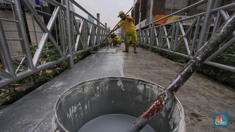 JPO tanpa atap itu ada di antara gedung Wisma Bumiputera dan Menara Astra di kawasan Sudirman