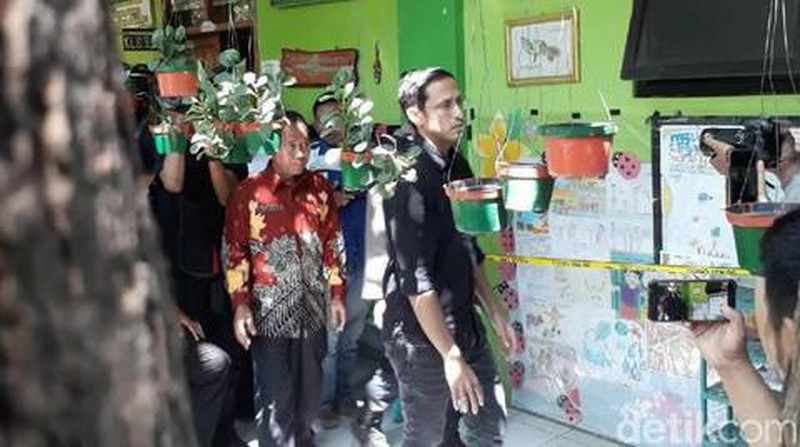 SDN Gentong di Pasuruan ambruk pada hari Selasa 5/11/2019. Nadiem turun melihat lokasi kejadian.