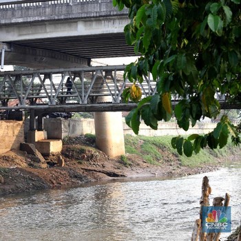Potret Pemukiman Pinggir Kali Rawajati yang Sering Kebanjiran