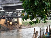 Potret Pemukiman Pinggir Kali Rawajati yang Sering Kebanjiran