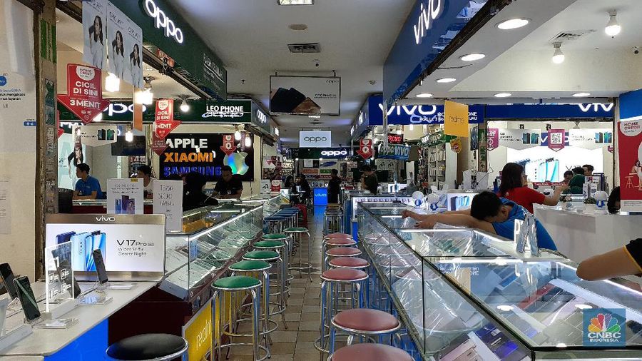 Di toko-toko elektronik di Jaktim: PGC, Pasar Kramat Jati, dan Plaza di Kramat Jati terpantau lengang, Rabu, (6/11), Lengkapnya di link ini.