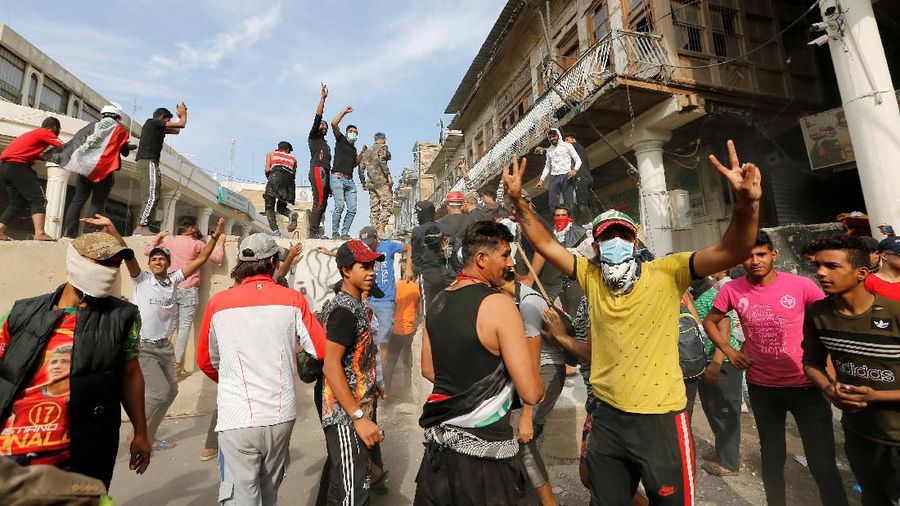 Demonstrators push down concrete walls during the ongoing anti-government protests, in Baghdad, Iraq November 7, 2019. REUTERS/Wissm al-Okili