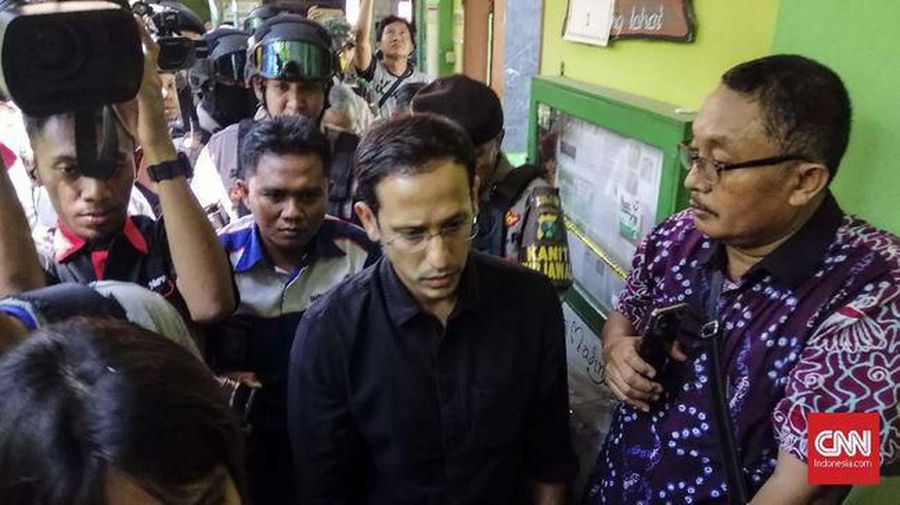 SDN Gentong di Pasuruan ambruk pada hari Selasa 5/11/2019. Nadiem turun melihat lokasi kejadian.