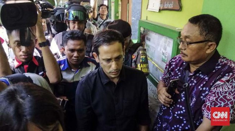 SDN Gentong di Pasuruan ambruk pada hari Selasa 5/11/2019. Nadiem turun melihat lokasi kejadian.
