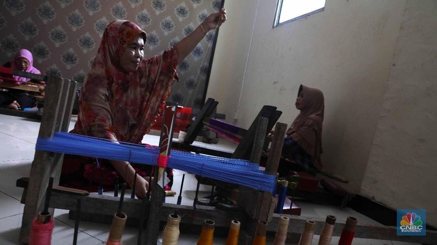 Warga menyelesaikan pembuatan tenun bertema Ondel-ondel saat pelatihan tenun Betawi di Rusun Jatinegara Barat.