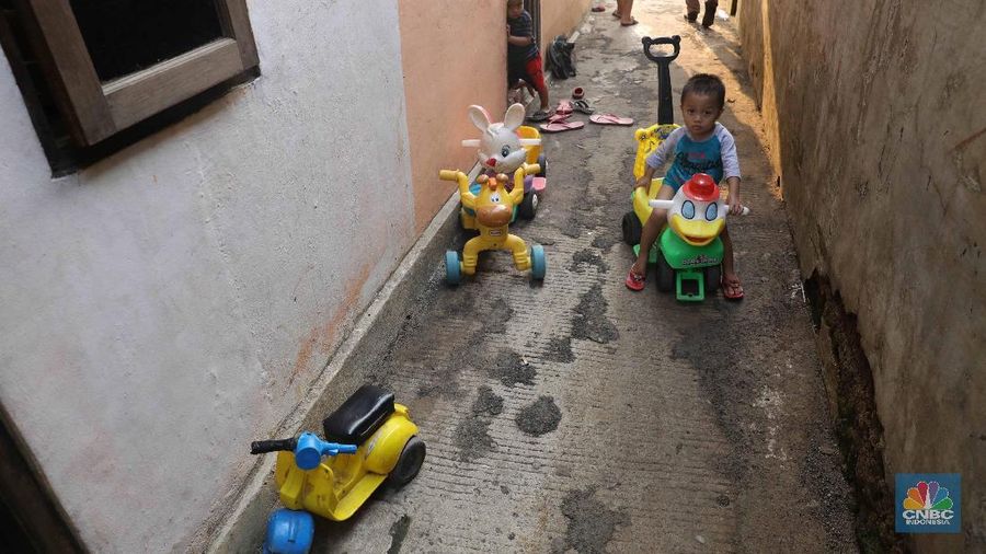 Pemukiman pinggir Kali Rawajati kerap kebanjiran.