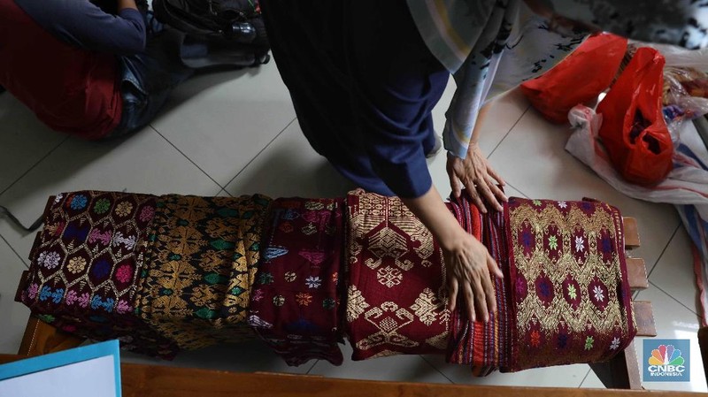 Warga menyelesaikan pembuatan tenun bertema Ondel-ondel saat pelatihan tenun Betawi di Rusun Jatinegara Barat.