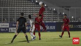Tak hanya sibuk membangun serangan, para pemain Timnas Indonesia U-19 juga harus mengantisipasi serangan lawan. (CNN Indonesia/Bisma Septalisma)