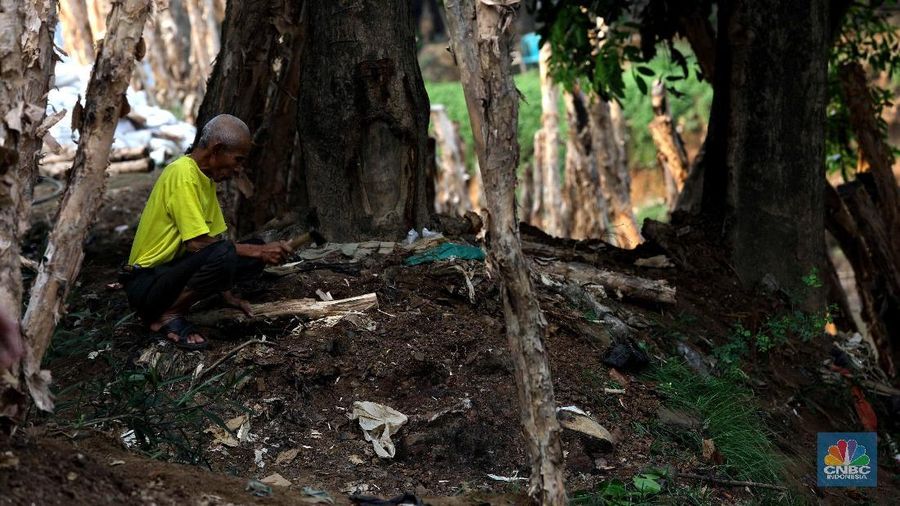 Pemukiman pinggir Kali Rawajati kerap kebanjiran.