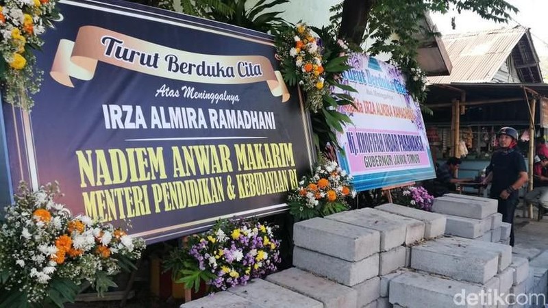 SDN Gentong di Pasuruan ambruk pada hari Selasa 5/11/2019. Nadiem turun melihat lokasi kejadian.