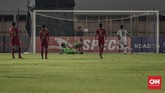 Ernando Ari Sutaryadi gagal membendung tendangan penalti Mouzinho de Lima pada menit ke-51. Sebelumnya Ernando dianggap melanggar Mouzinho di kotak 16. (CNN Indonesia/Bisma Septalisma)