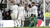 Karim Benzema, Luka Modric, Rodrygo, dan Isco merayakan gol sementara Fernando Muslera menunduk setelah kebobolan untuk kali keenam. Madrid kini menempati peringkat kedua dan Galatasaray berada di posisi juru kunci di Grup A. (AP Photo/Bernat Armangue)