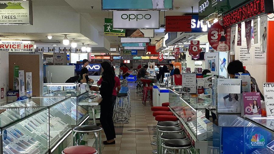 Di toko-toko elektronik di Jaktim: PGC, Pasar Kramat Jati, dan Plaza di Kramat Jati terpantau lengang, Rabu, (6/11), Lengkapnya di link ini.