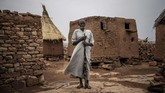 Ratusan pria di kamp memiliki banyak alasan untuk bergabung dengan jihadis, termasuk keinginan memiliki uang hingga melindungi keluarga. (Photo by Marco LONGARI / AFP)