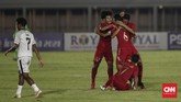 Keunggulan jumlah pemain benar-benar dimanfaatkan pemain Timnas Indonesia untuk mencetak gol. David Maulana menyarangkan gol kedua tim Garuda yang membuat skor menjadi 2-1 pada menit ke-62. (CNN Indonesia/Bisma Septalisma)