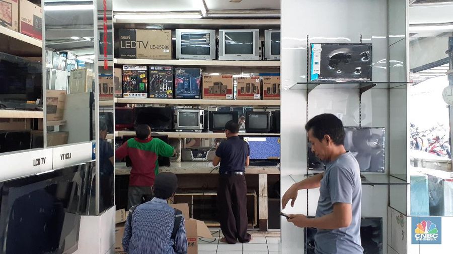Di toko-toko elektronik di Jaktim: PGC, Pasar Kramat Jati, dan Plaza di Kramat Jati terpantau lengang, Rabu, (6/11), Lengkapnya di link ini.