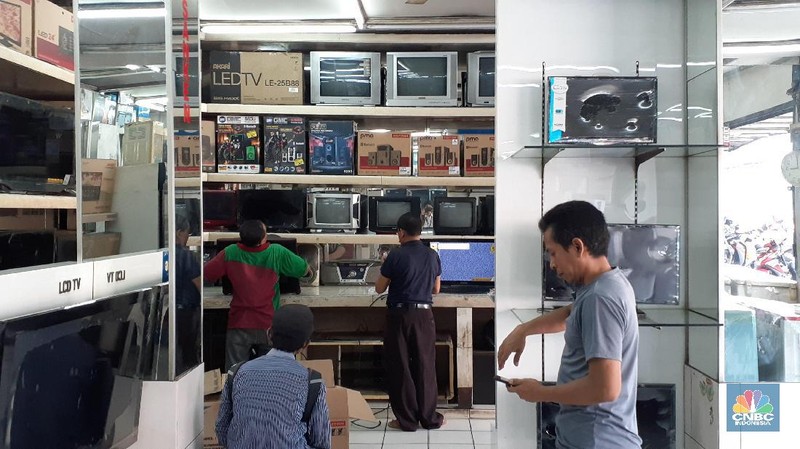 Di toko-toko elektronik di Jaktim: PGC, Pasar Kramat Jati, dan Plaza di Kramat Jati terpantau lengang, Rabu, (6/11), Lengkapnya di link ini.